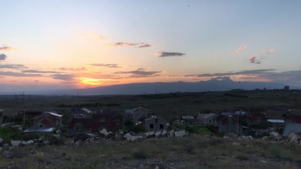 Pôr do sol nos subúrbios de Erevan, Armênia — Vídeo de Stock
