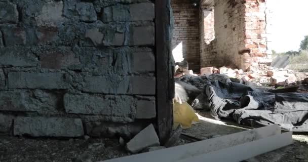 Dentro del viejo edificio abandonado en ruinas — Vídeos de Stock