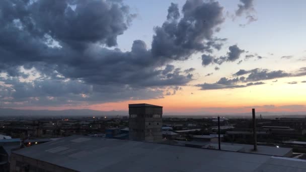 Puesta de sol en las afueras de Ereván, Armenia — Vídeos de Stock