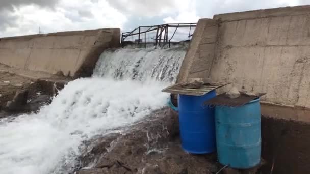 Descarga de agua en el lago Kari, Armenia — Vídeo de stock