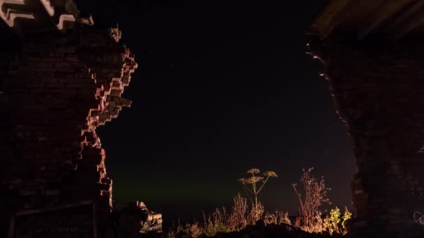 Nuit ciel étoilé vue d'un vieux bâtiment en ruine timelapse — Video