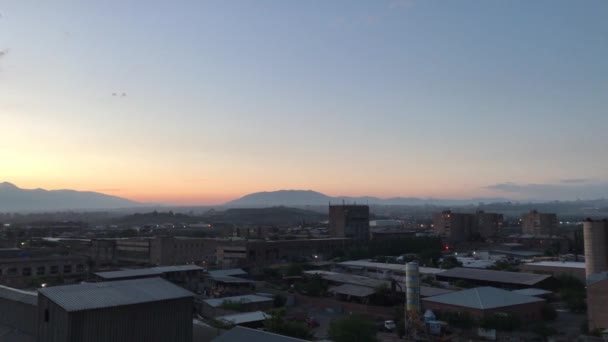 Matahari terbenam di pinggiran Yerevan, Armenia — Stok Video