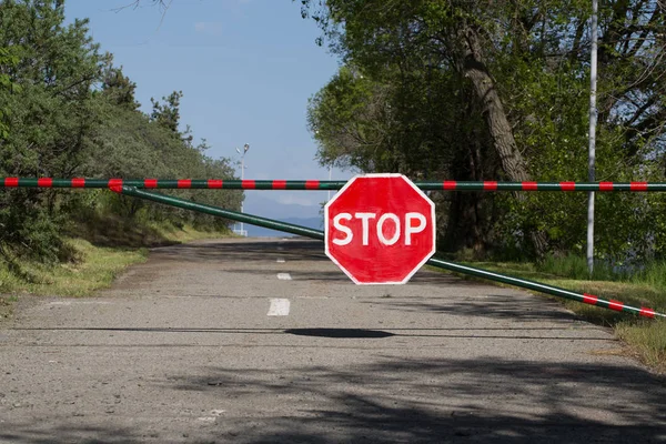 Segnale stradale attaccato alla barriera . — Foto Stock