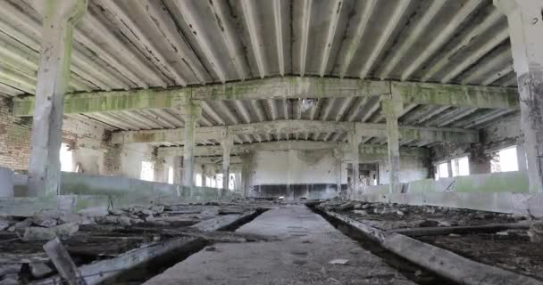 Binnen de oude verlaten verwoeste gebouw — Stockvideo