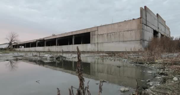 Régi elhagyatott romos épület — Stock videók