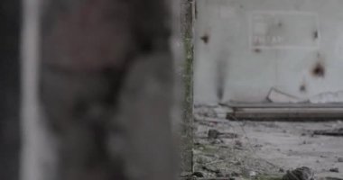 içinde yıkık binayı terk edilmiş