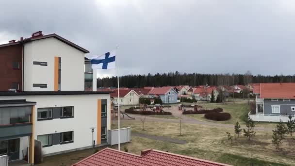 Bandera finlandesa ondea en el viento en cámara lenta — Vídeo de stock