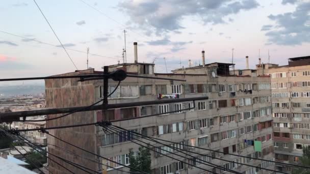 Gamla höghus i Jerevan, Armenien — Stockvideo
