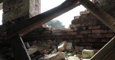 içinde yıkık binayı terk edilmiş