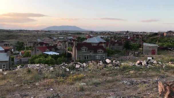 Naplemente a külvárosokban a Jereván, Arménia — Stock videók