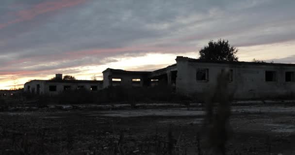 Velho edifício arruinado abandonado — Vídeo de Stock