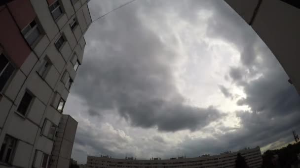 Хмари над міським часовим поясом — стокове відео
