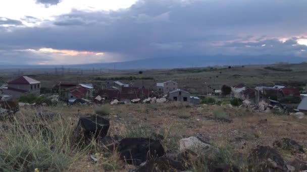 Coucher de soleil dans la banlieue d'Erevan, Arménie — Video