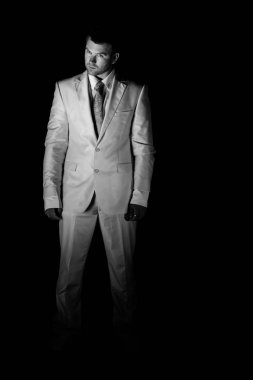 siyah ve beyaz güzel bir başarılı adam portresi
