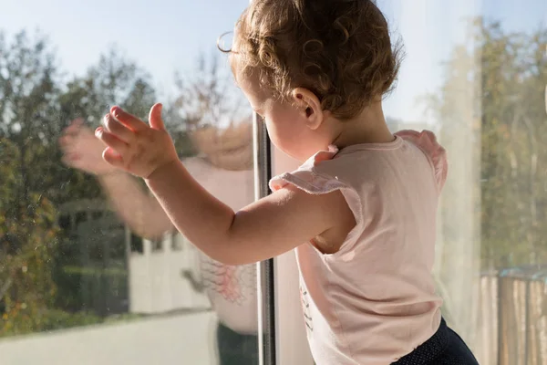 Pencerenin yanındaki küçük çocuk