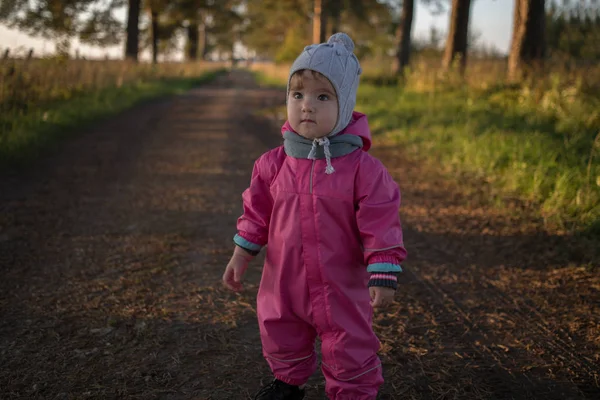 Parkta tek başına çocuk