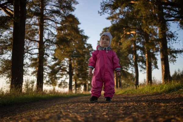 Child alone in the park — Stock Photo, Image