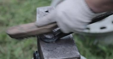 Demirci metal ile çalışır