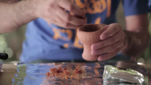 Наполнение миски табаком для кальяна — стоковое видео