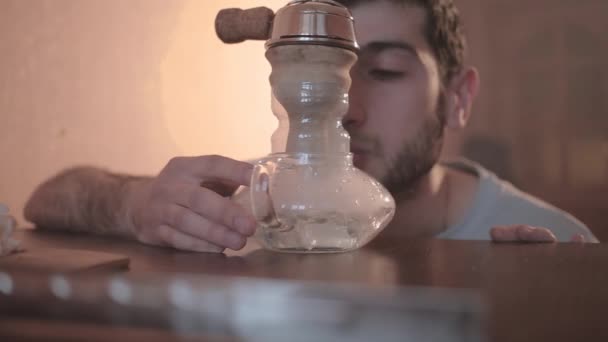 Man roken van een waterpijp thuis — Stockvideo