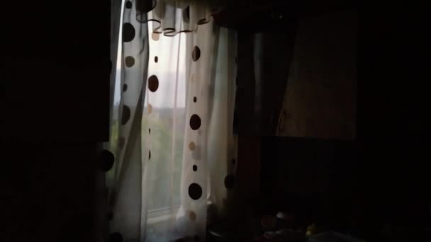 Rideau flottant dans la chambre noire — Video