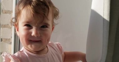 genç çocuk eğlenir ve perde arkasında saklanıyor