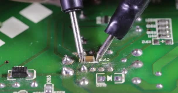 Checking the contacts of the chip — Stock Video