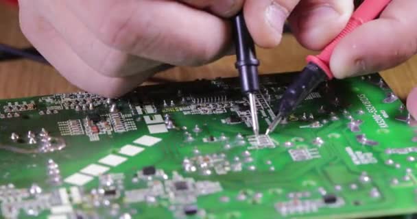 Checking the contacts of the chip — Stock Video