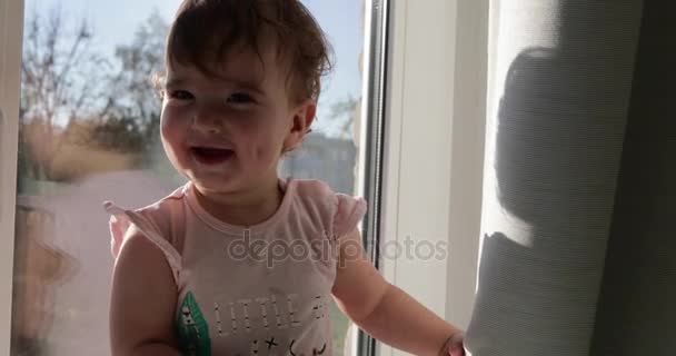 Kind hat Spaß und versteckt sich hinter dem Vorhang — Stockvideo