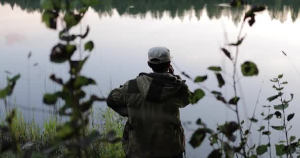 Pescador en la orilla del río — Vídeos de Stock