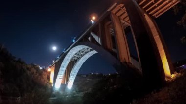 Grand Hrazdan Köprüsü: Yerevan, Armenia timelapse video. Kievyan köprü alt görünümü. Tek kemerli köprü Erivan'daki Hrazdan Nehri