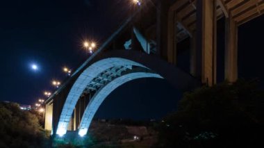 Grand Hrazdan Köprüsü: Yerevan, Armenia timelapse video. Kievyan köprü alt görünümü. Tek kemerli köprü Erivan'daki Hrazdan Nehri
