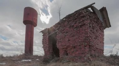 Eski paslı su kulesi timelapse