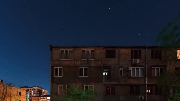 Cielo nocturno estrellado sobre casas en Ereván Armenia — Vídeo de stock