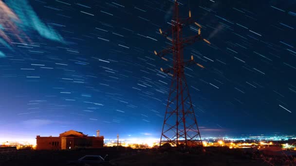 Szlak gwiazda na nocnym niebie nad timelapse Yerevan, Armenia — Wideo stockowe