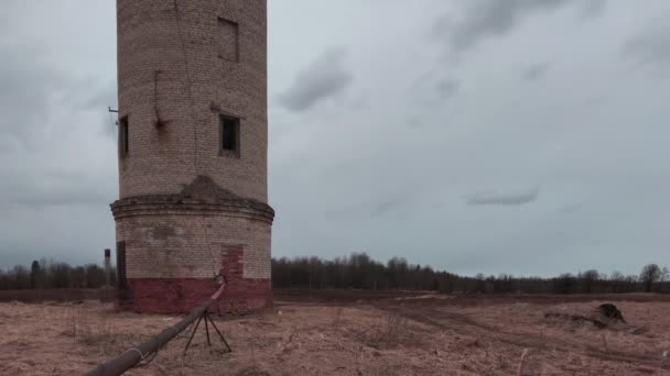 Старая заброшенная кирпичная водонапорная башня — стоковое видео