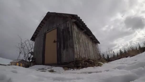 Деревенские здания в пасмурную погоду — стоковое видео