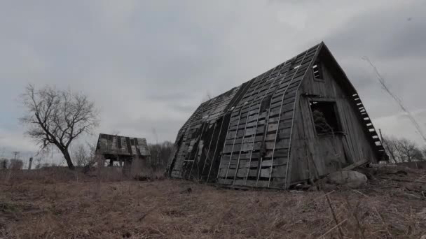 Oude geruïneerd verlaten houten huis in de herfst timelapse — Stockvideo