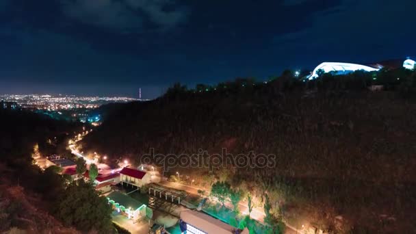 Vista nocturna desde el puente Big Hrazdan, Ereván, Armenia. El Timelapse del Puente Kievyan — Vídeos de Stock