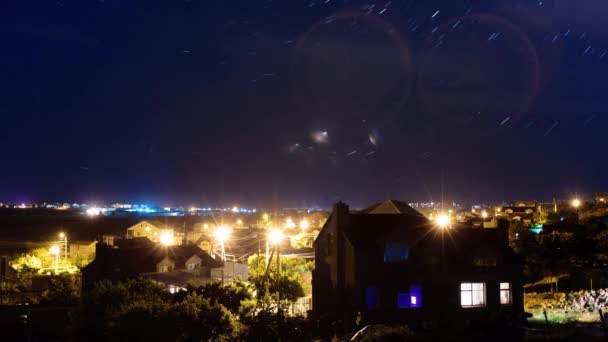 Natt rörelse av stellar linjer över hus Yerevan, Armenien timelapse — Stockvideo