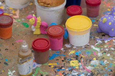 masada kutular içinde boyalar