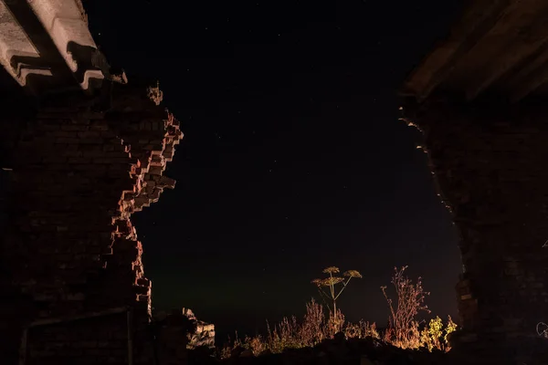 Nacht sterrenhemel uitzicht vanuit een verwoest gebouw — Stockfoto