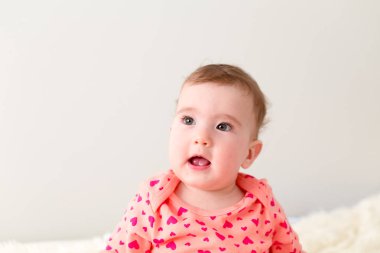 Küçük bir sürpriz çocuk portresi kapatın