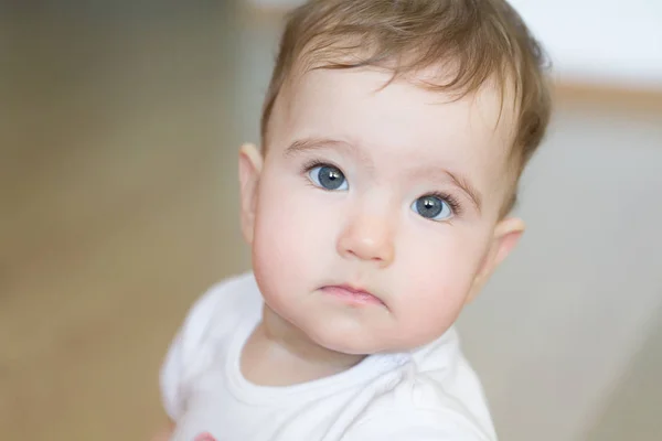 Närbild porträtt av en vacker liten baby — Stockfoto