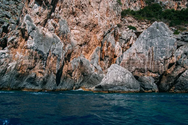 mavi deniz ve kayalar, Corfu, Yunanistan.