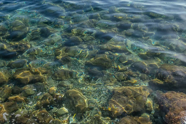 Água transparente do mar perto da costa de Corfu, Grécia. — Fotografia de Stock