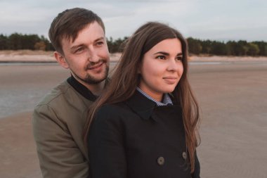 sonbahar yakın çekim sahilde sevgi dolu genç Çift.