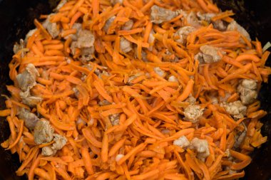 Pilav açık havada yemek.