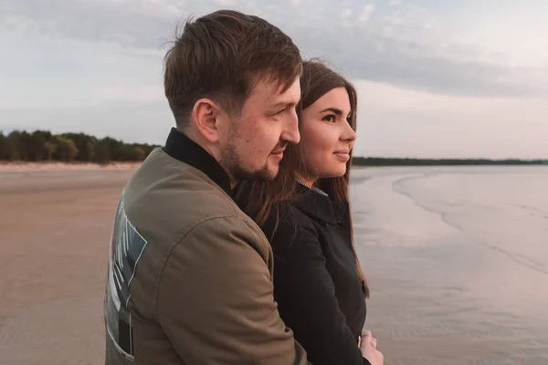 Tineri dragoste cuplu pe plaja în toamna close-up . — Fotografie, imagine de stoc