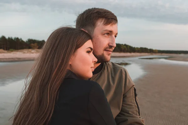 Young loving couple on the seashore in autumn. — Stock Photo, Image